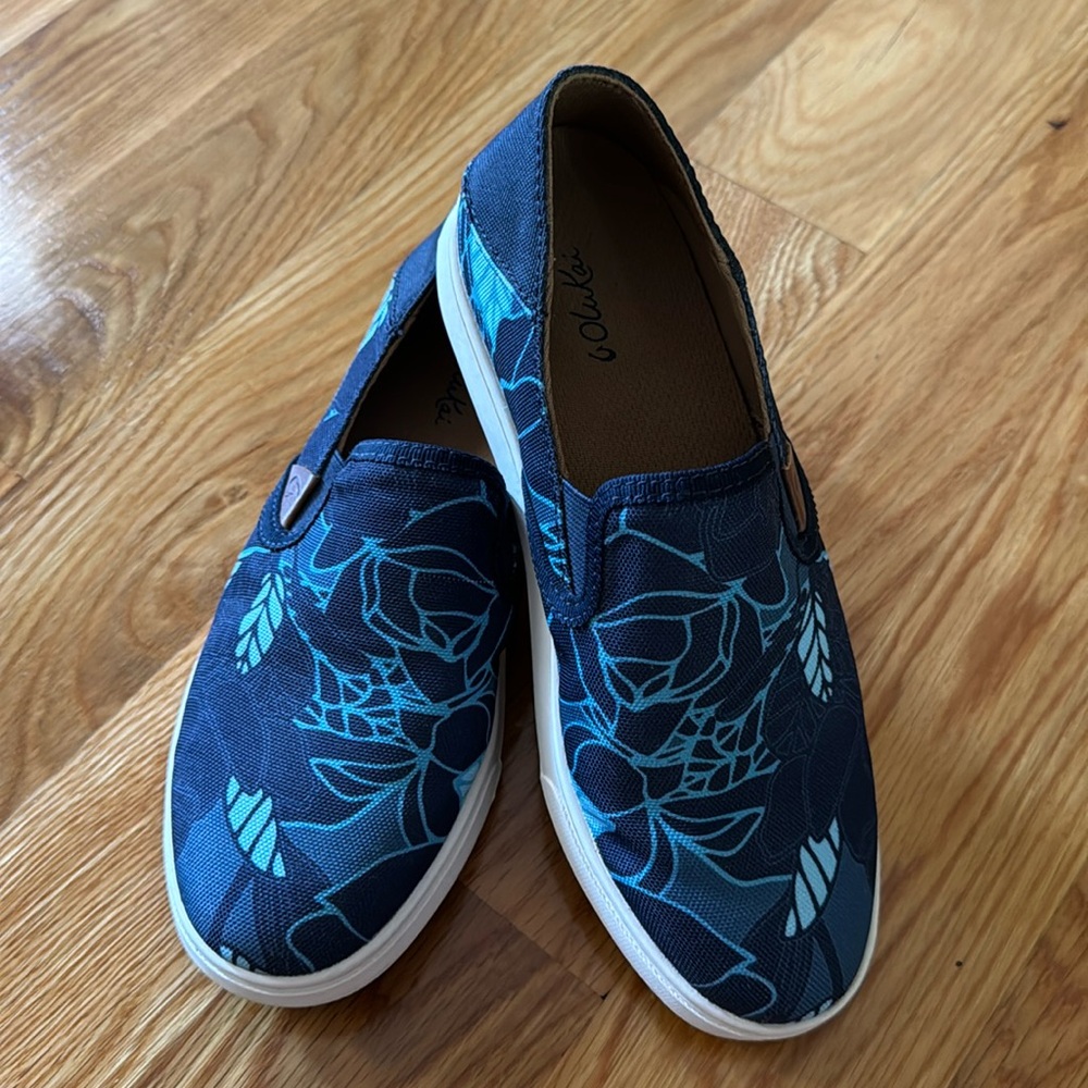 OLUKAI Women's Pehuea Print, Trench Blue/Stormy Blue, Sz 6.5